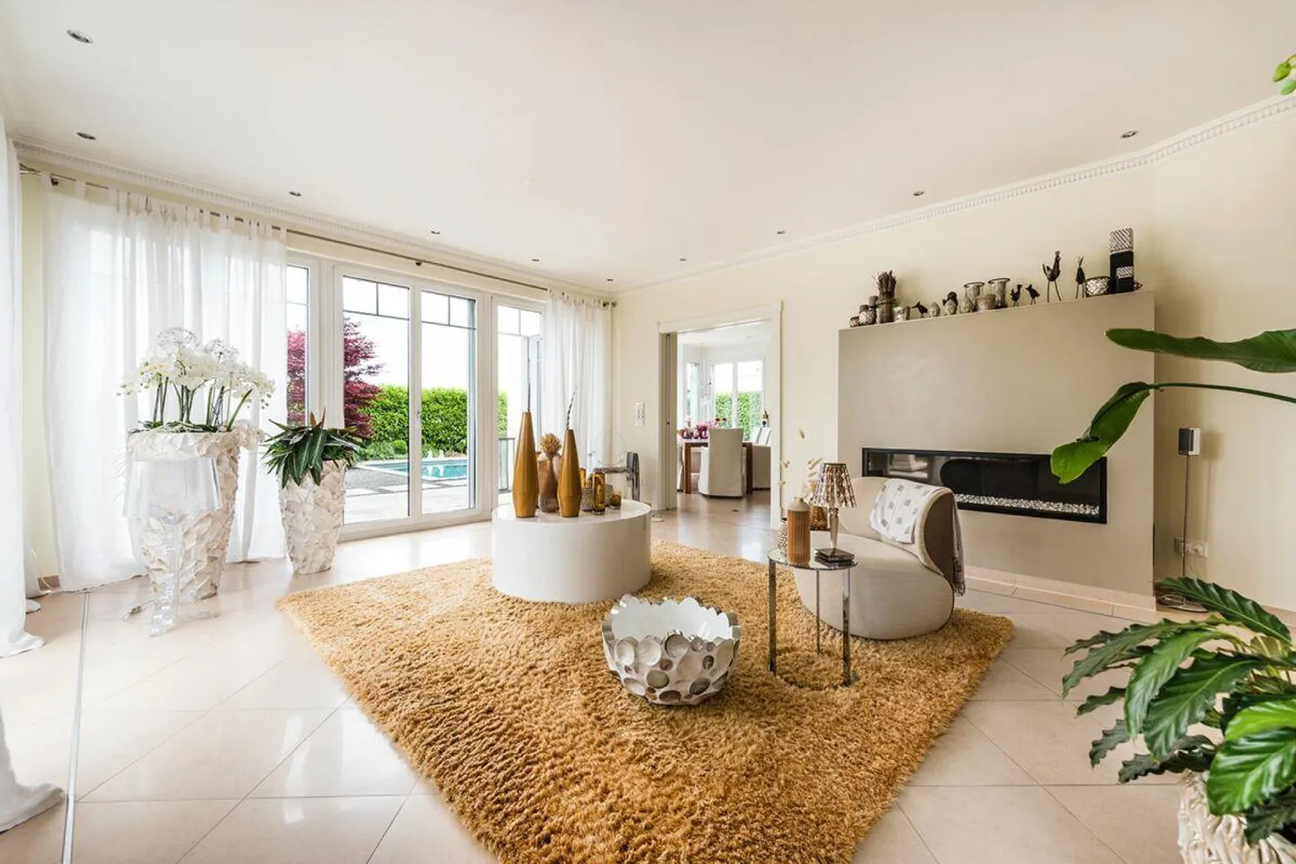 Luxurious Country House Villa in an Exclusive Lake View Location - Photo 5 of 15