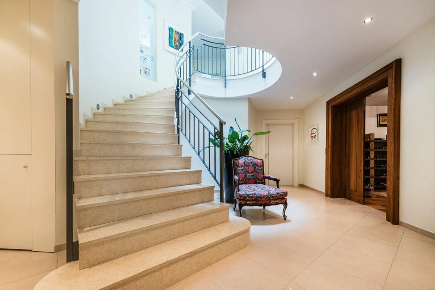 Luxurious Country House Villa in an Exclusive Lake View Location - Photo 6 of 15