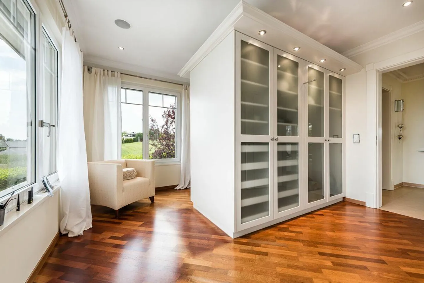 Luxurious Country House Villa in an Exclusive Lake View Location - Photo 7 of 15
