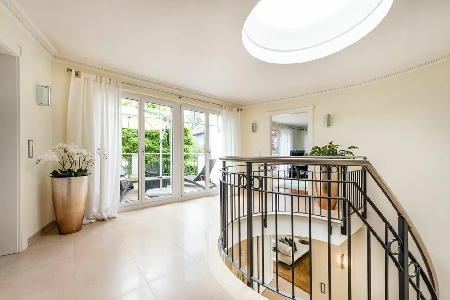 Luxurious Country House Villa in an Exclusive Lake View Location - Photo 10 of 15