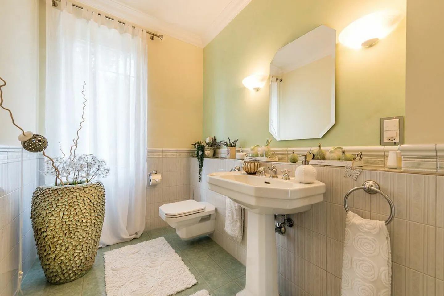 Luxurious Country House Villa in an Exclusive Lake View Location - Photo 8 of 15