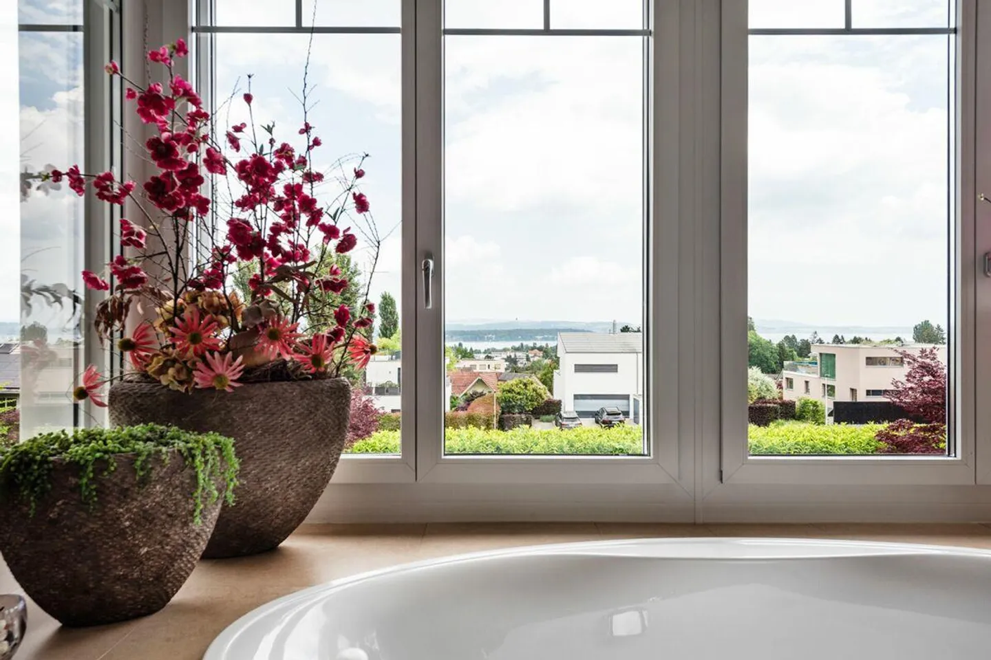 Luxurious Country House Villa in an Exclusive Lake View Location - Photo 9 of 15