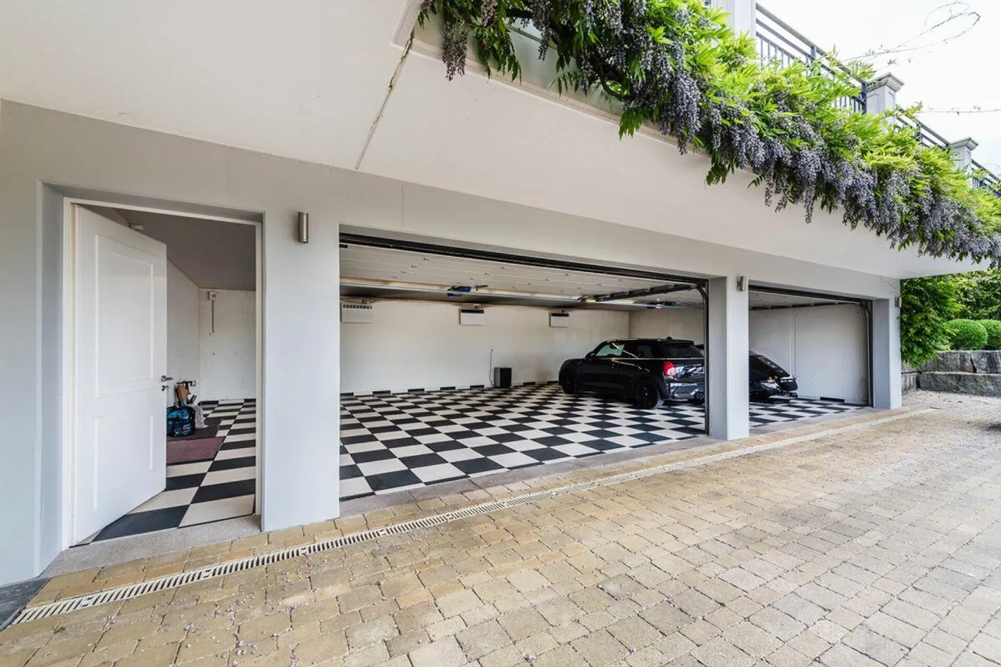 Luxurious Country House Villa in an Exclusive Lake View Location - Photo 12 of 15