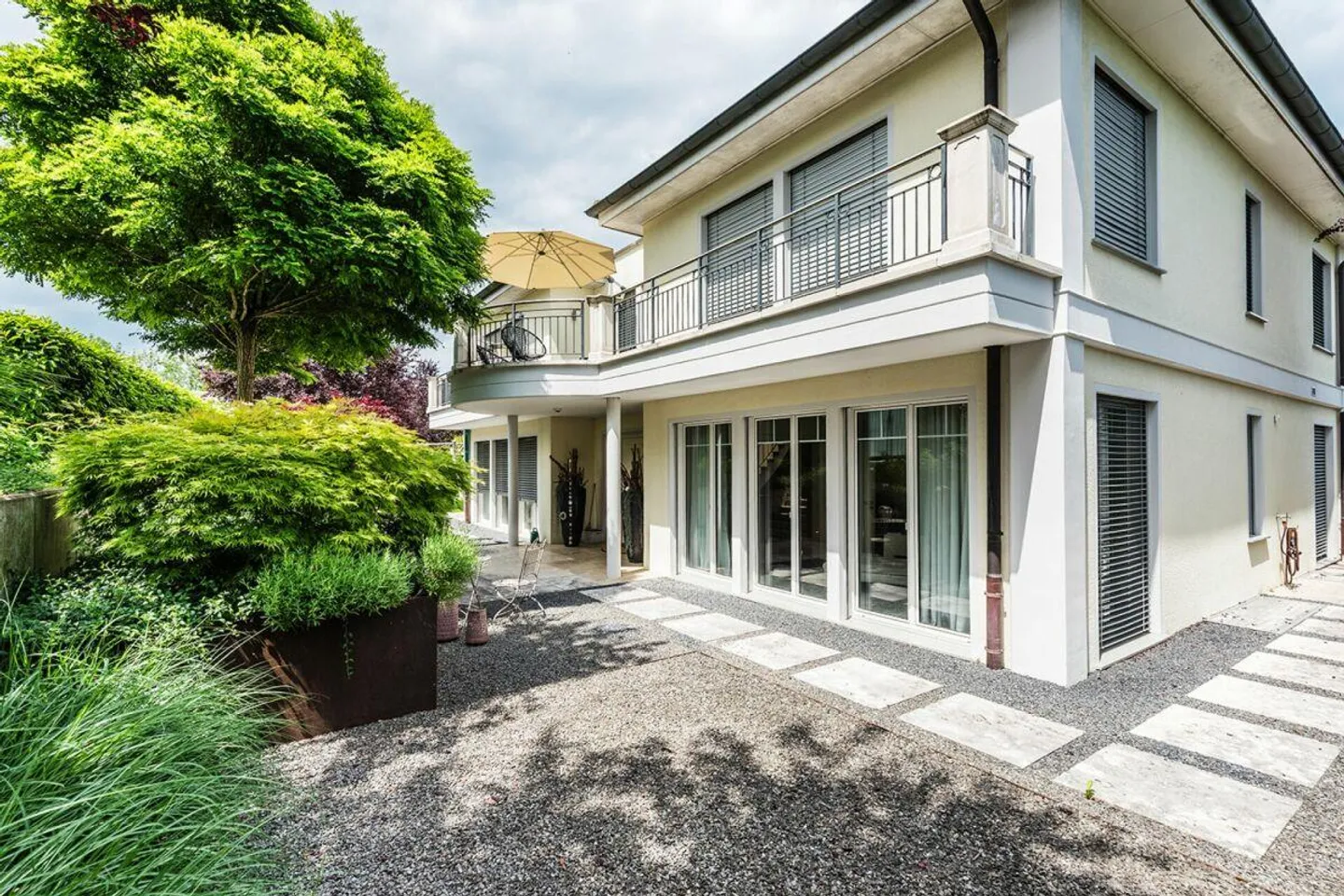 Luxurious Country House Villa in an Exclusive Lake View Location - Photo 13 of 15
