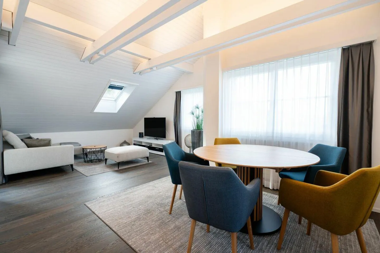 MODERN AND STYLISH PENTHOUSE APARTMENT - Photo 3 of 16