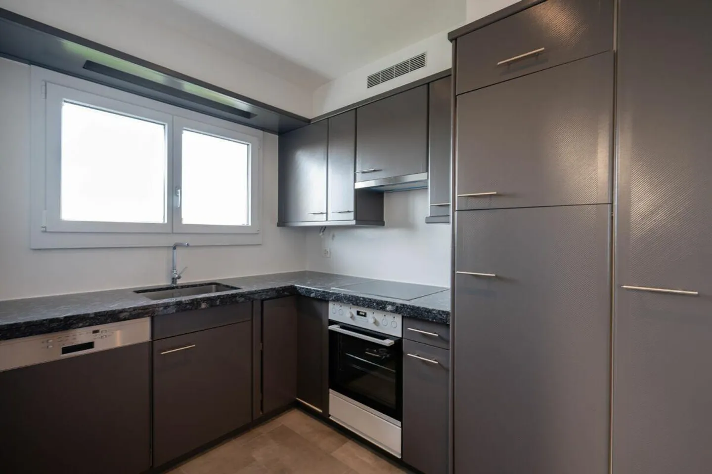 MODERN AND STYLISH PENTHOUSE APARTMENT - Photo 4 of 16