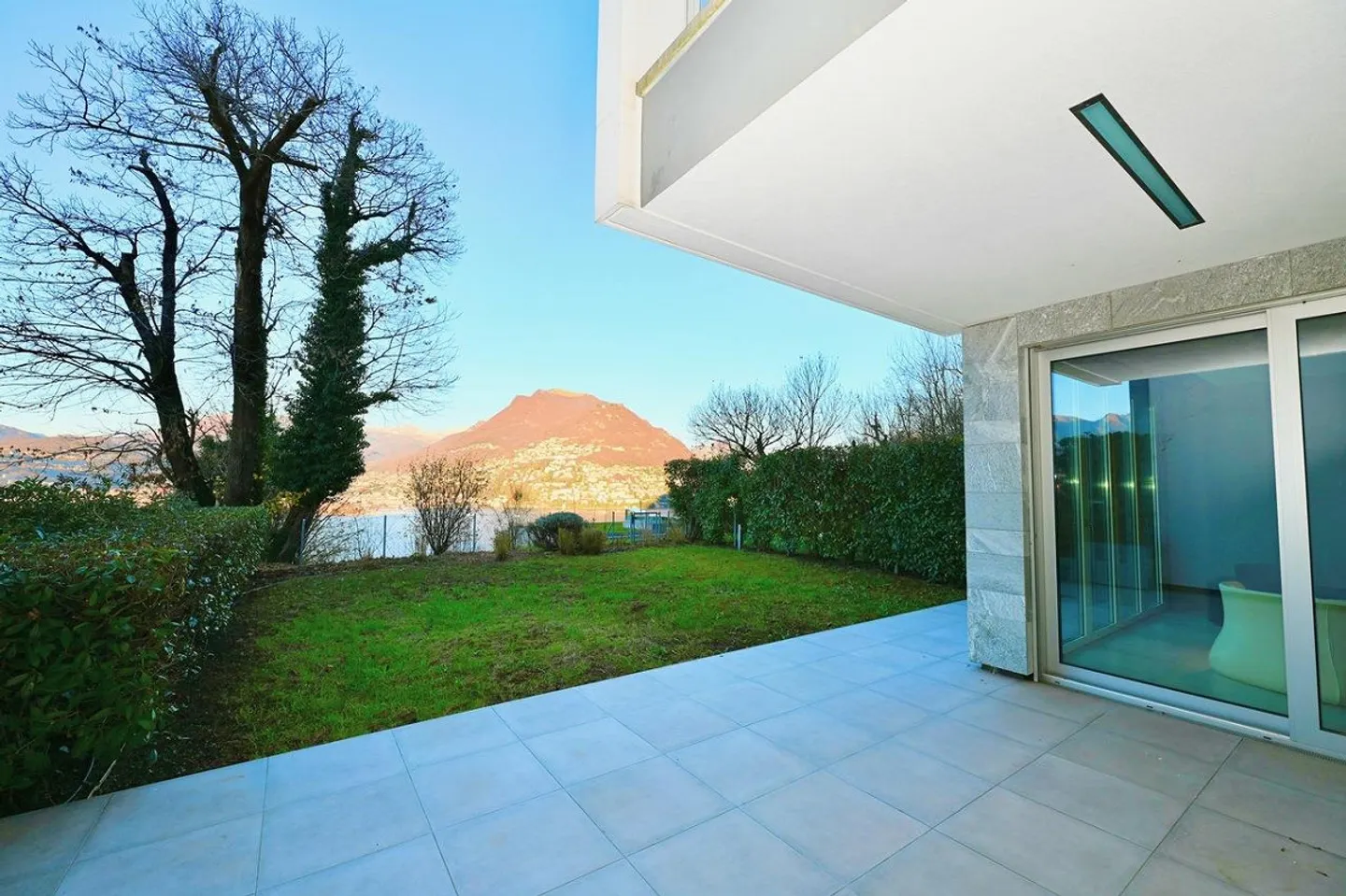 Appartement Moderne avec Jardin : Design, Technologie et Vue sur le Lac - Photo 9 sur 19