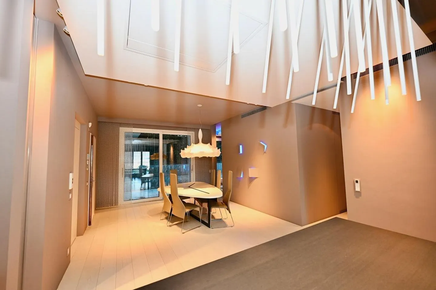 Appartement Moderne avec Jardin : Design, Technologie et Vue sur le Lac - Photo 10 sur 19