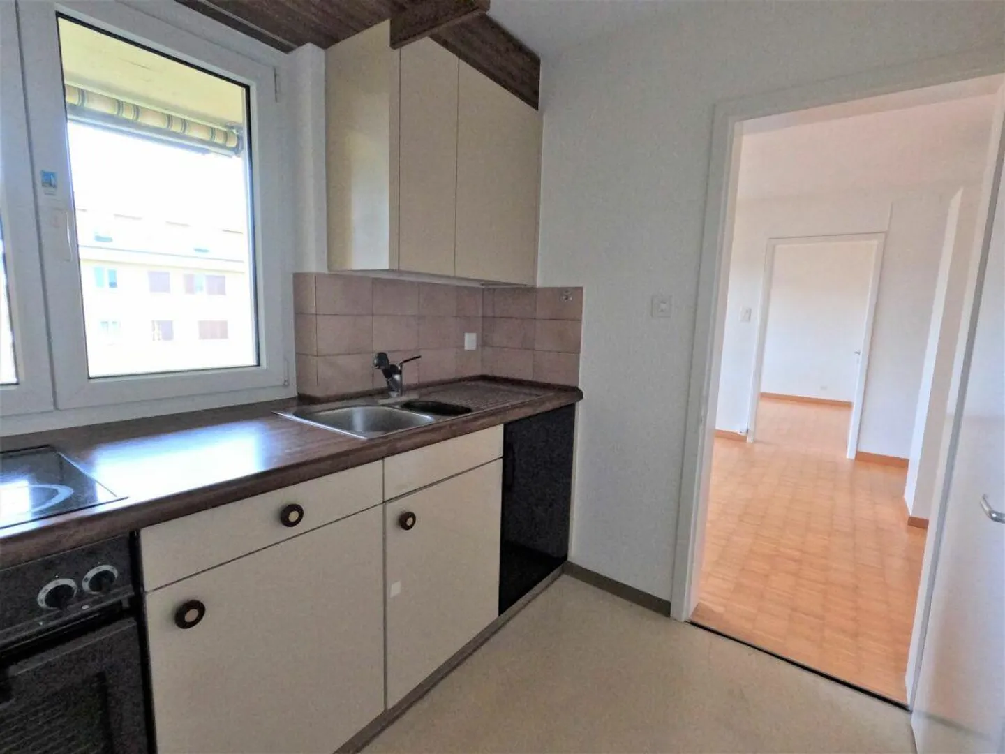 Charmante appartement de 2,5 pièces près du lac ! Avec de grandes pièces, planté... - Photo 3 sur 11