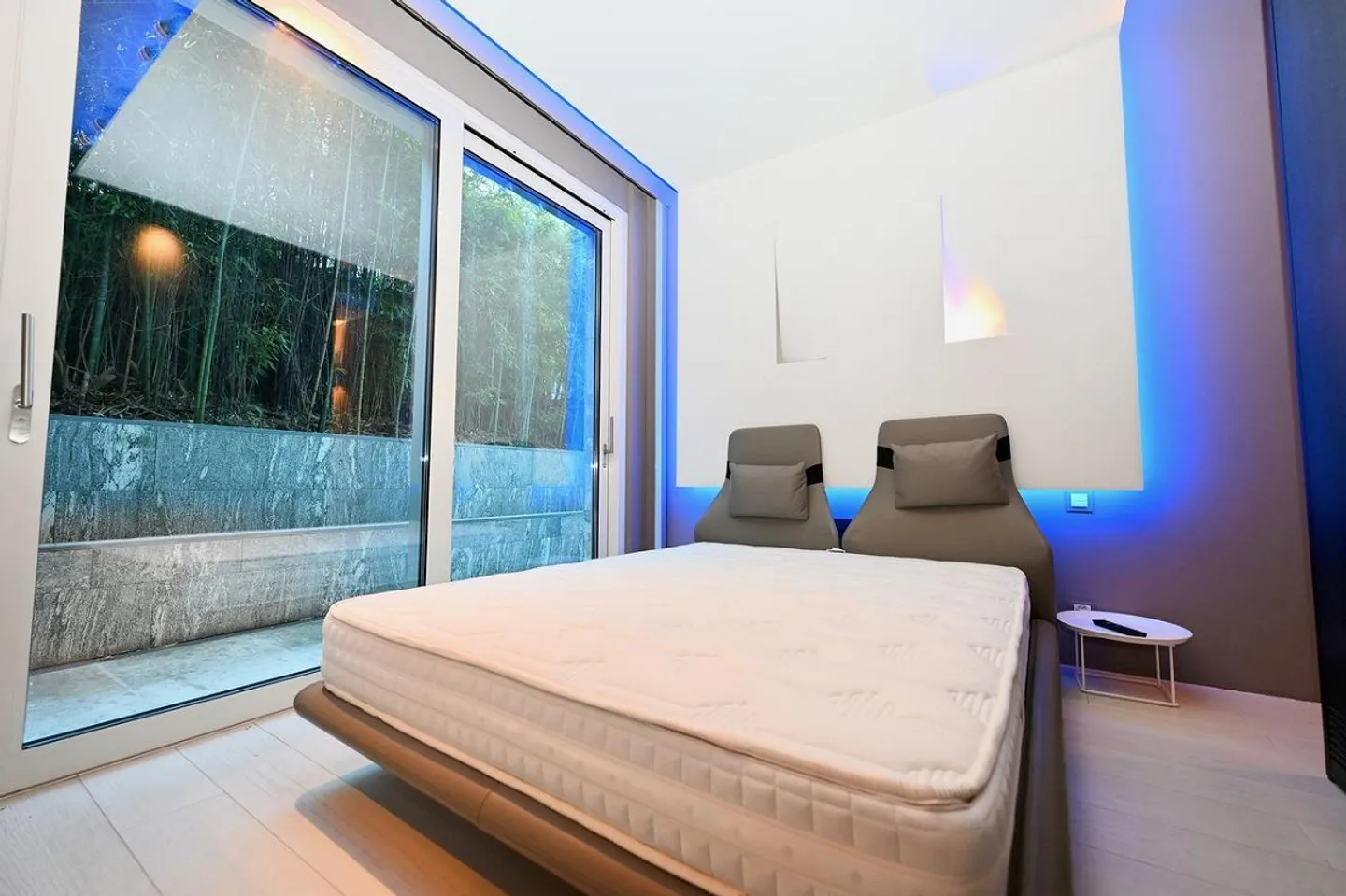 Appartement Moderne avec Jardin : Design, Technologie et Vue sur le Lac - Photo 18 sur 19