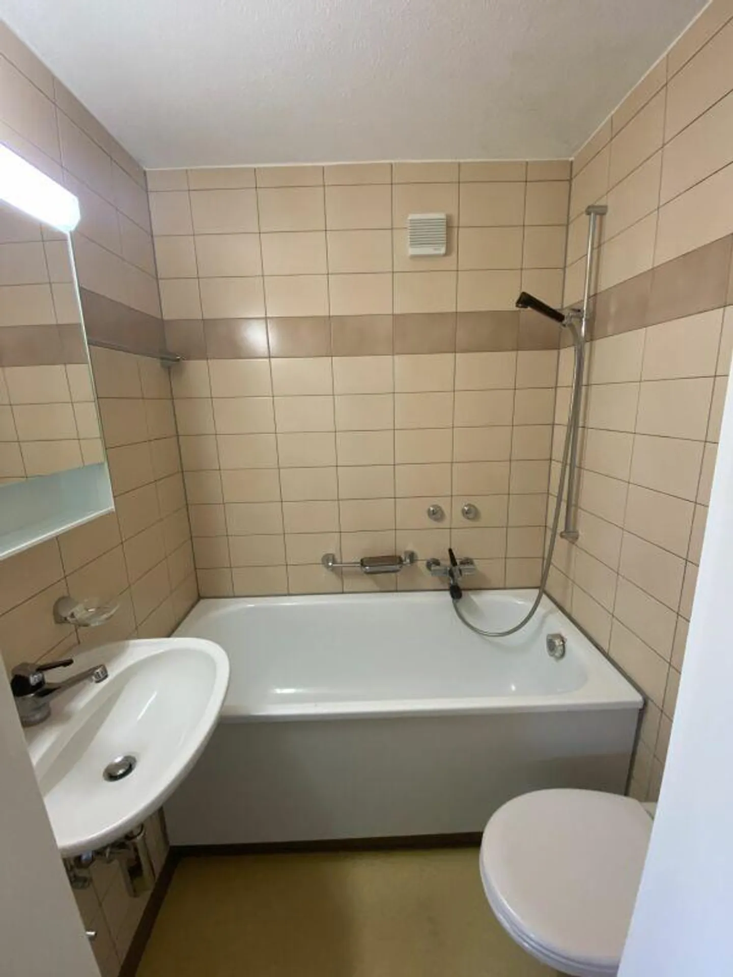 Charmante appartement de 2,5 pièces près du lac ! Avec de grandes pièces, planté... - Photo 4 sur 11