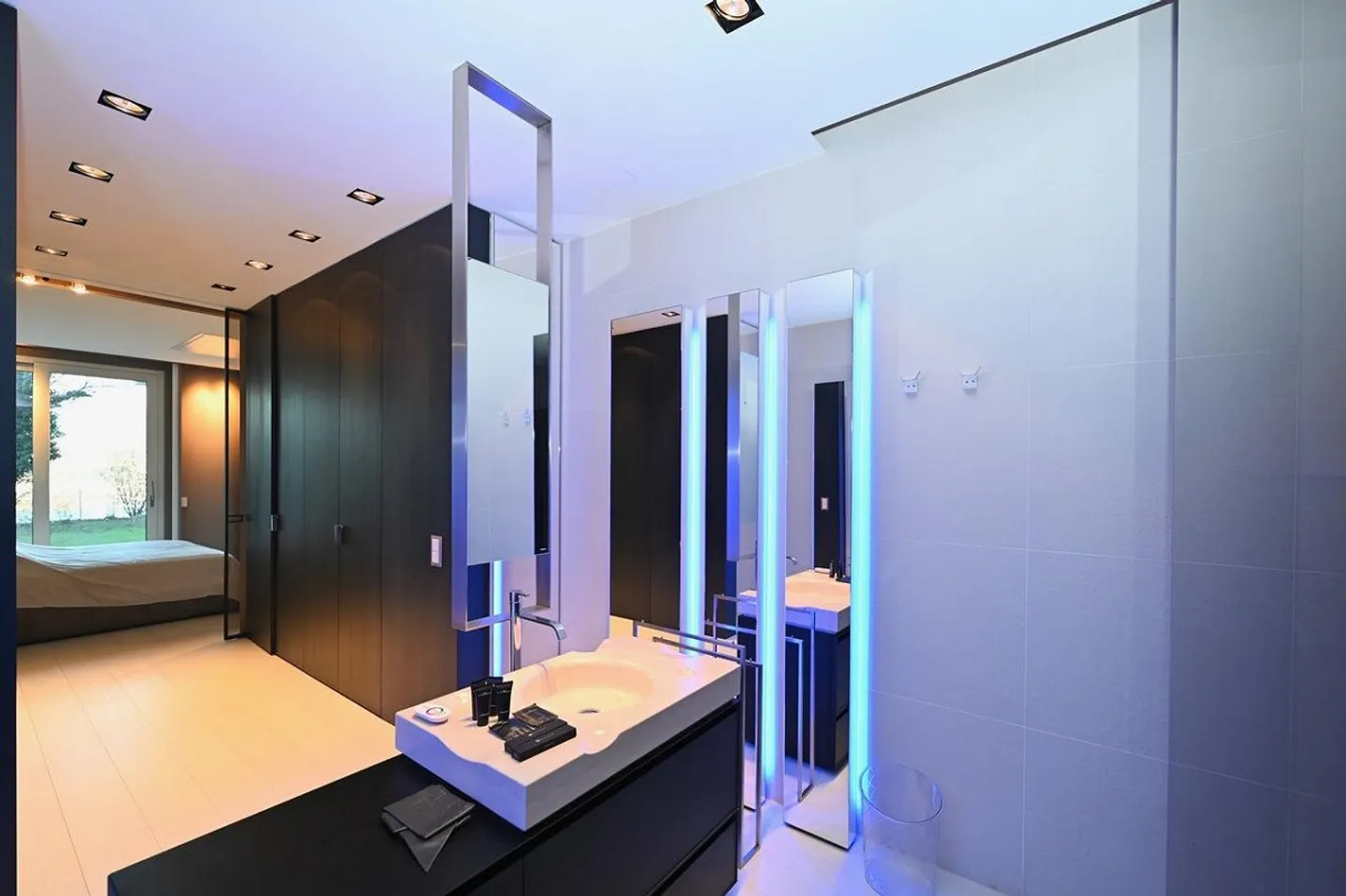 Appartement Moderne avec Jardin : Design, Technologie et Vue sur le Lac - Photo 14 sur 19