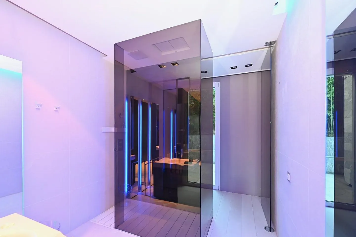 Appartement Moderne avec Jardin : Design, Technologie et Vue sur le Lac - Photo 15 sur 19