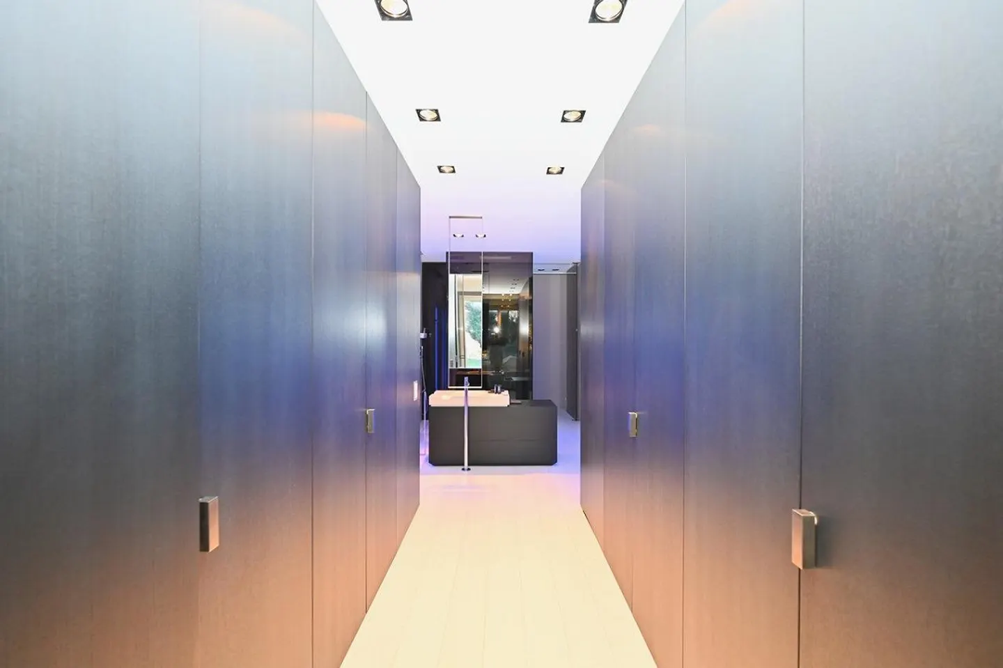 Appartement Moderne avec Jardin : Design, Technologie et Vue sur le Lac - Photo 16 sur 19