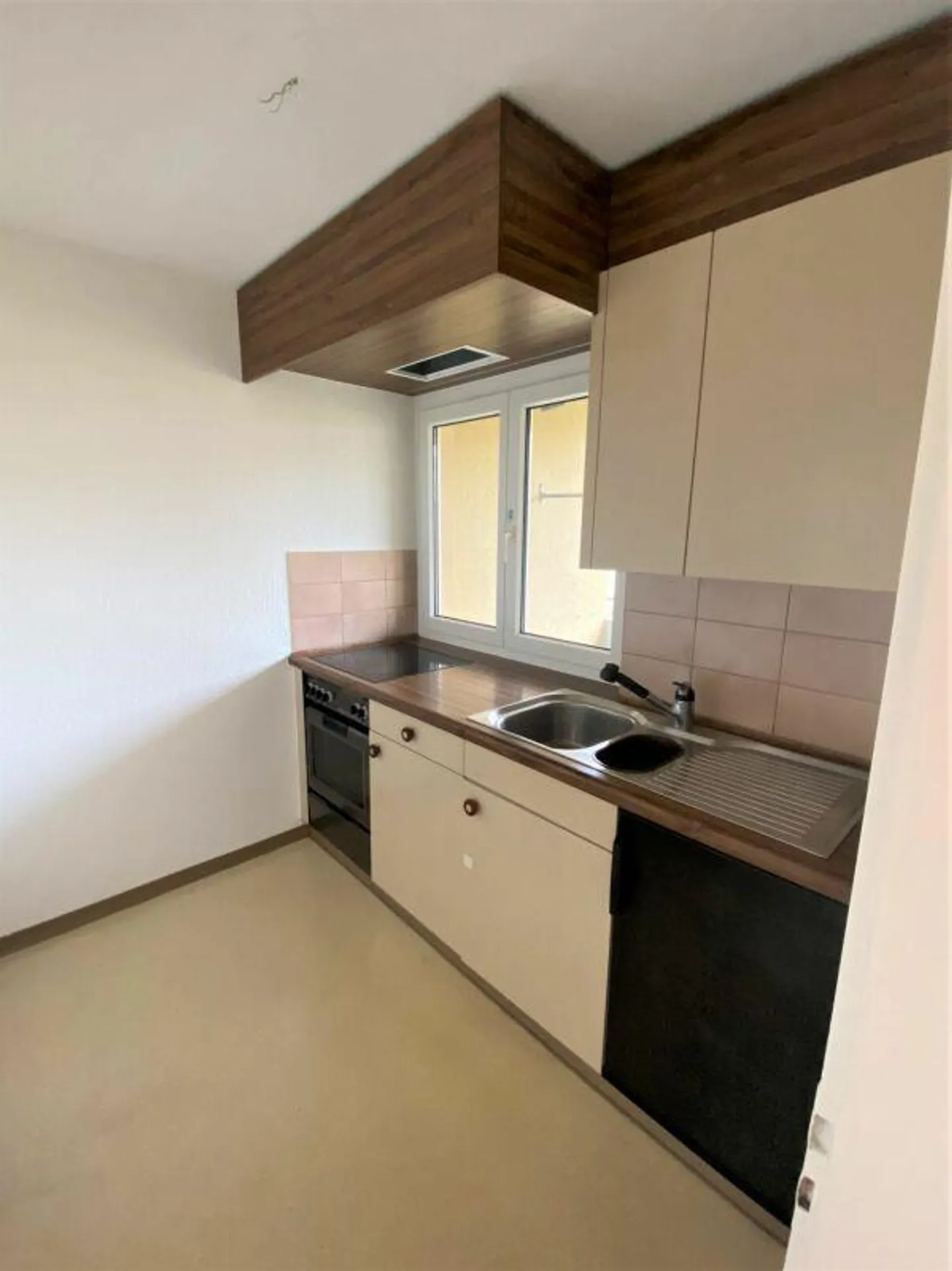 Charmante appartement de 2,5 pièces près du lac ! Avec de grandes pièces, planté... - Photo 2 sur 11