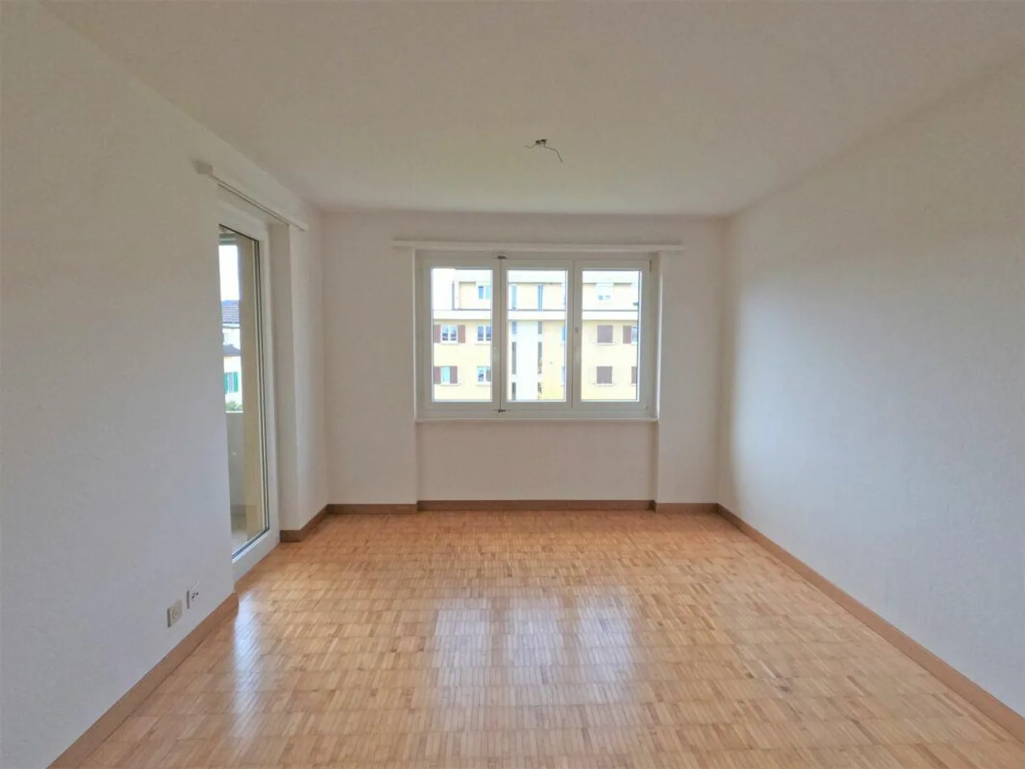 Charmante appartement de 2,5 pièces près du lac ! Avec de grandes pièces, planté... - Photo 6 sur 11