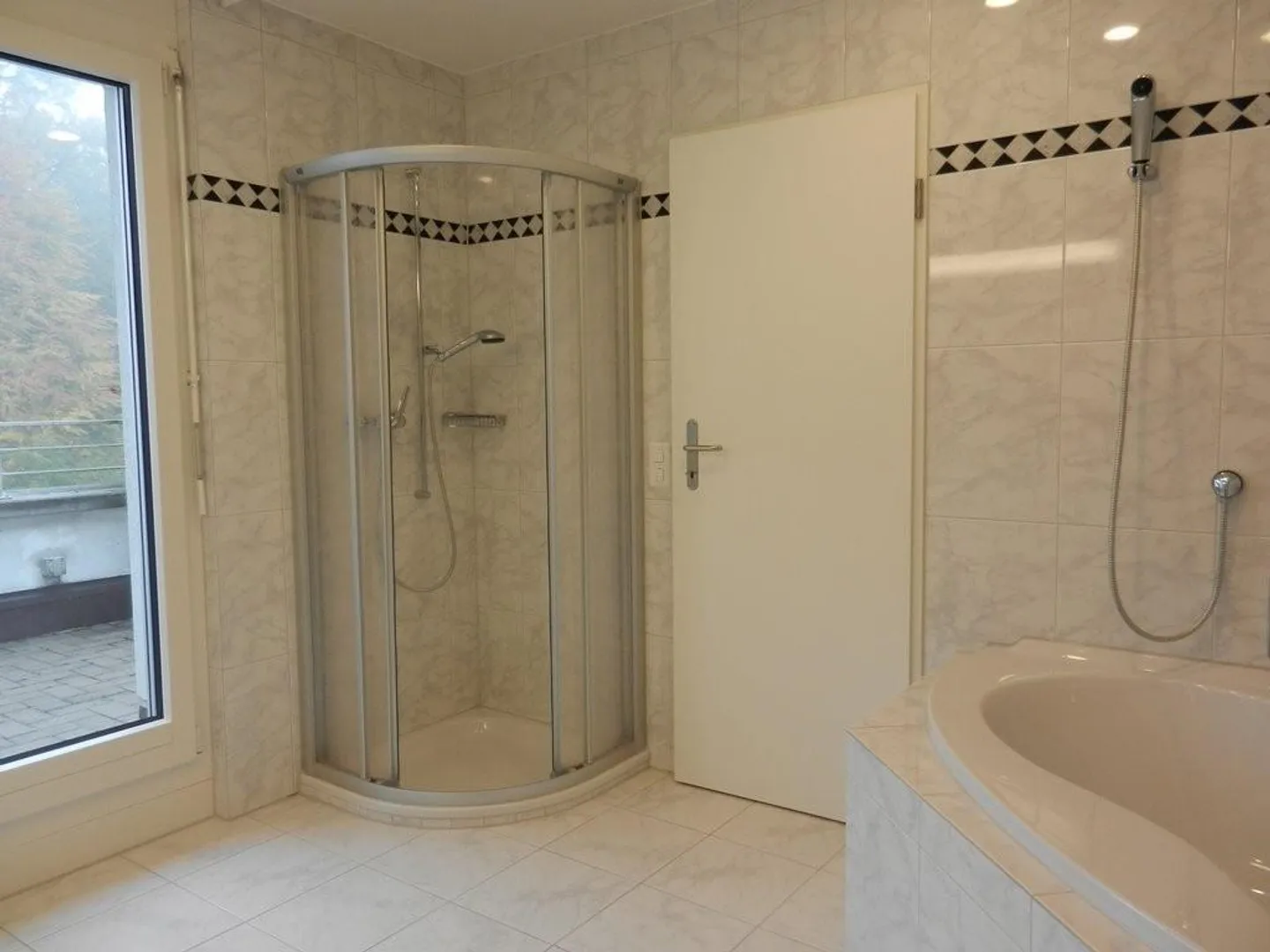 Appartement penthouse de haute qualité avec grande terrasse - Photo 7 sur 9