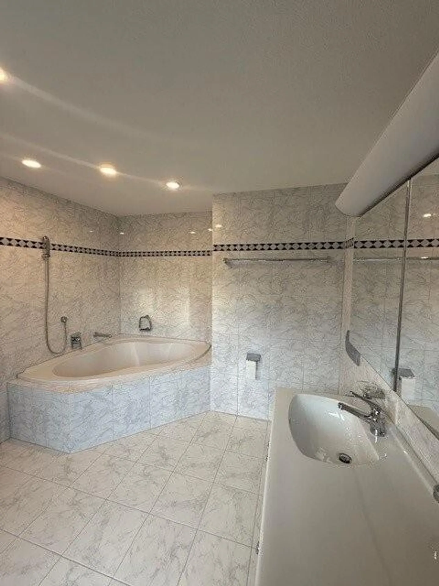 Appartement penthouse de haute qualité avec grande terrasse - Photo 6 sur 9