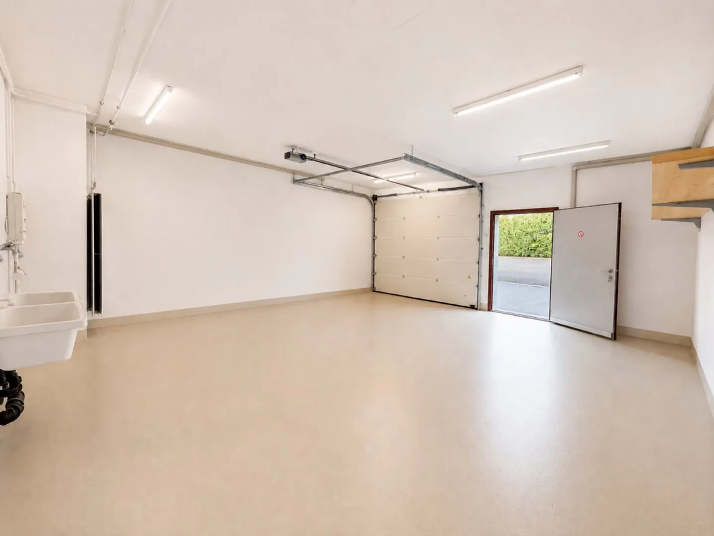Spacious Commercial Space in Givisiez - Photo 4 of 7