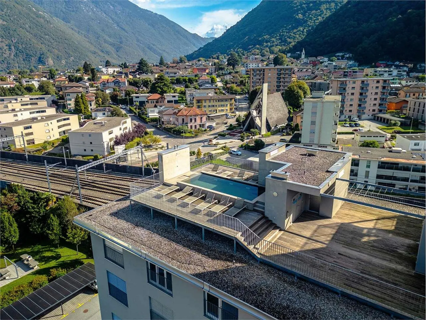 Appartement moderne de 2,5 pièces avec piscine et vue sur les Alpes - Arbedo - Photo 9 sur 13