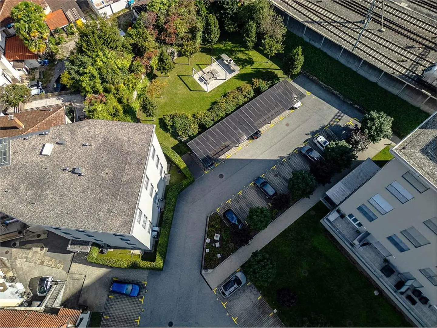 Appartement moderne de 2,5 pièces avec piscine et vue sur les Alpes - Arbedo - Photo 10 sur 13