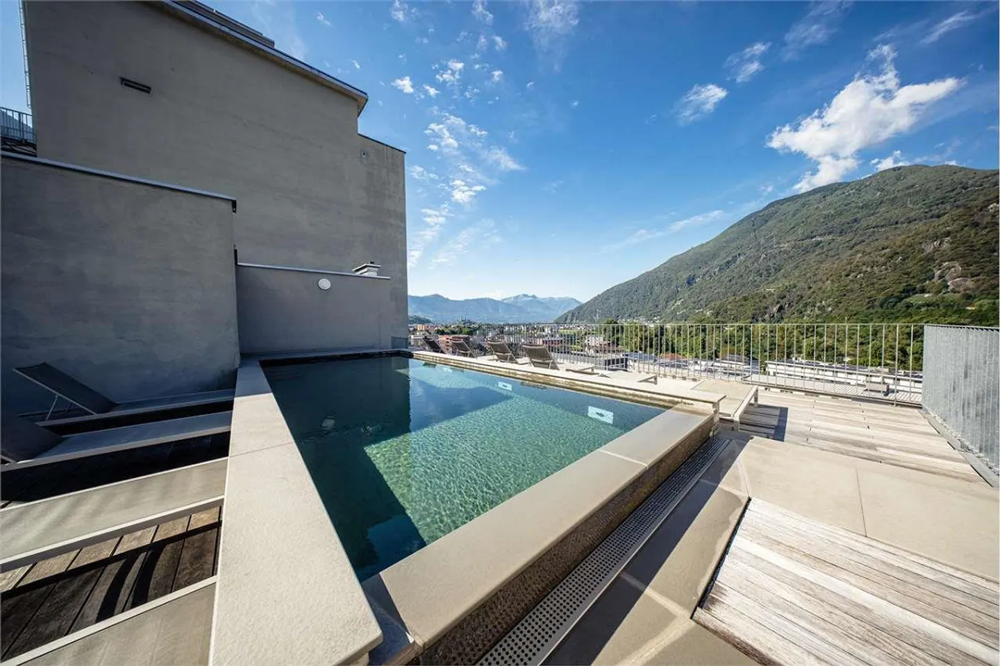 Appartement moderne de 2,5 pièces avec piscine et vue sur les Alpes - Arbedo - Photo 1 sur 13