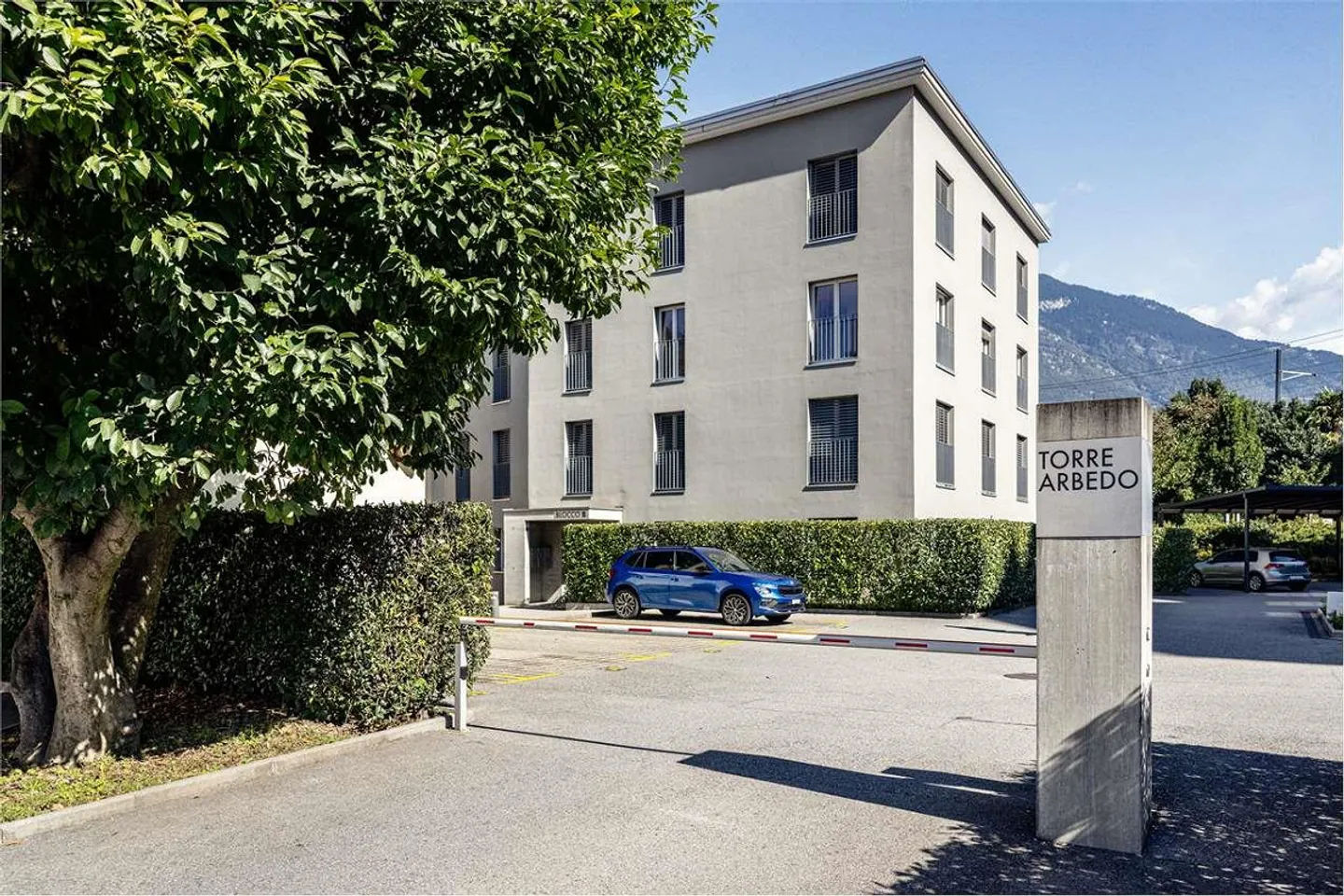 Appartement moderne de 2,5 pièces avec piscine et vue sur les Alpes - Arbedo - Photo 2 sur 13