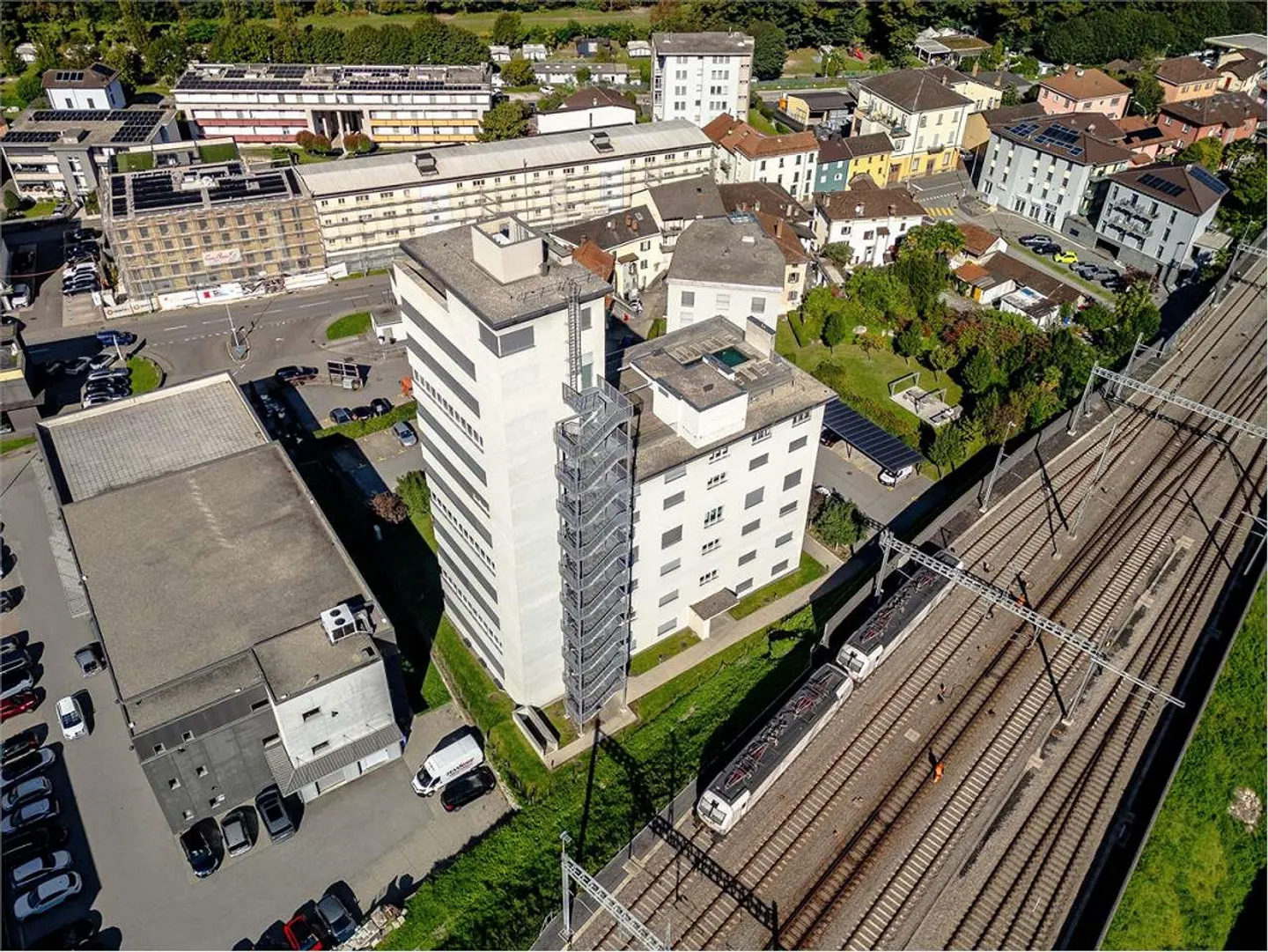 Appartement moderne de 2,5 pièces avec piscine et vue sur les Alpes - Arbedo - Photo 3 sur 13