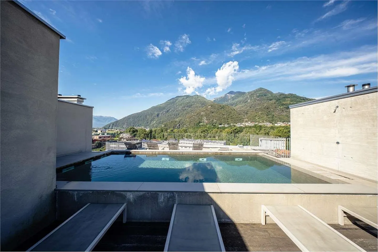 Appartement moderne de 2,5 pièces avec piscine et vue sur les Alpes - Arbedo - Photo 6 sur 13