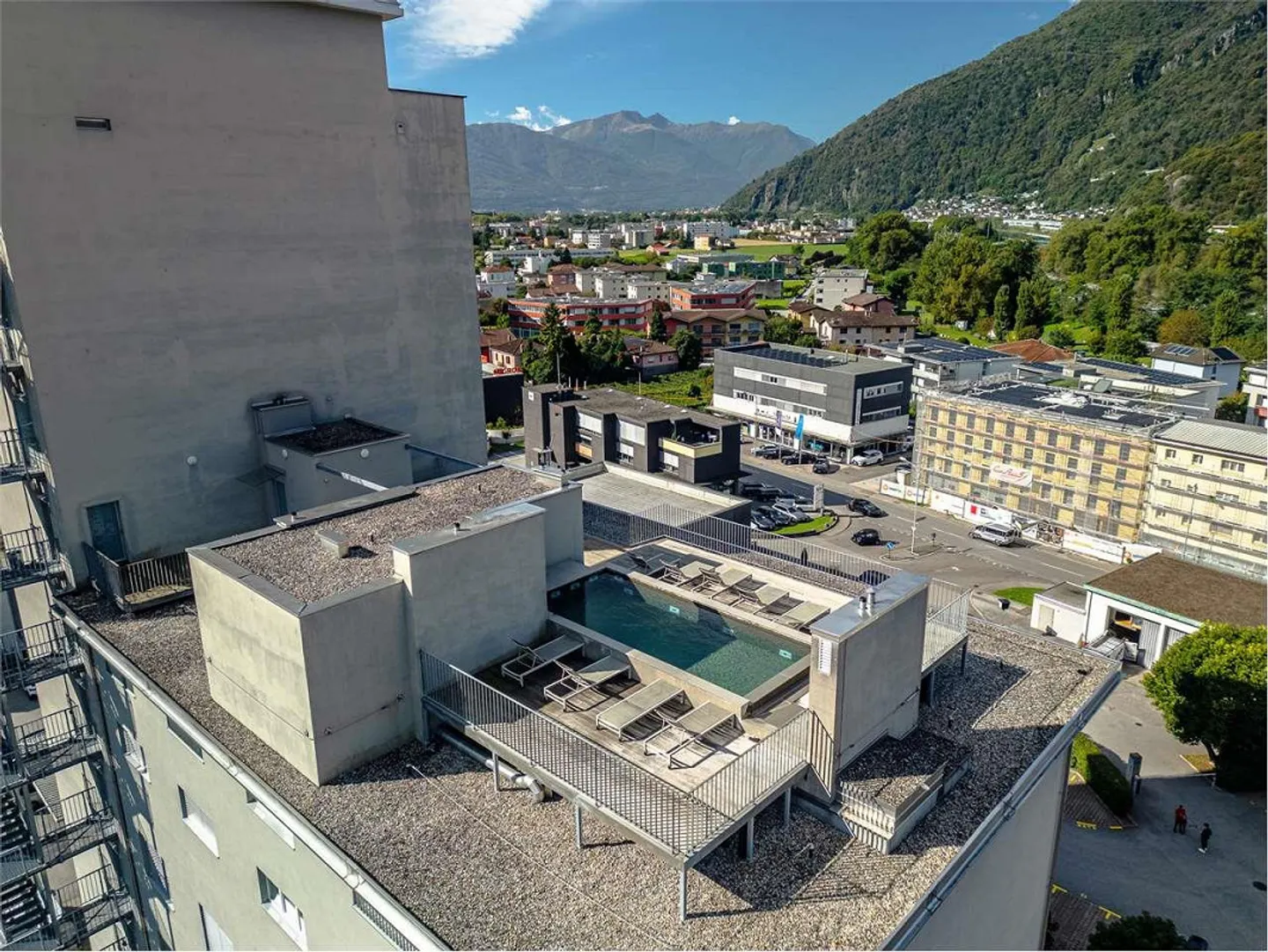 Appartement moderne de 2,5 pièces avec piscine et vue sur les Alpes - Arbedo - Photo 11 sur 13