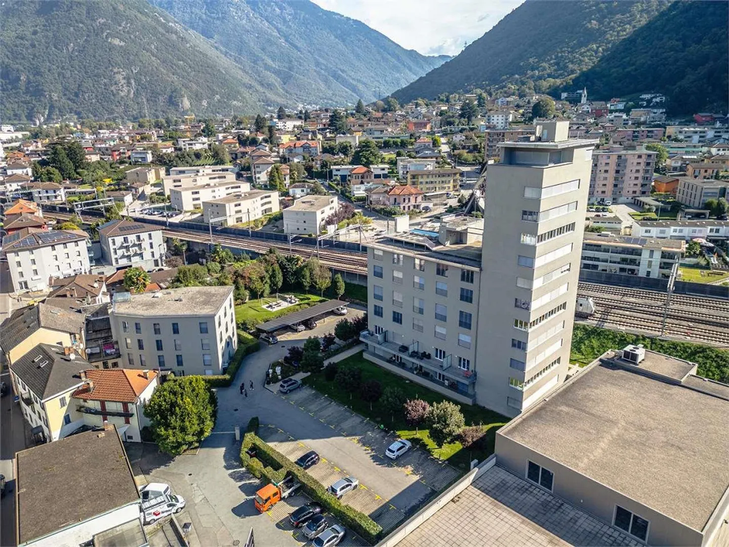 Appartement moderne de 2,5 pièces avec piscine et vue sur les Alpes - Arbedo - Photo 12 sur 13