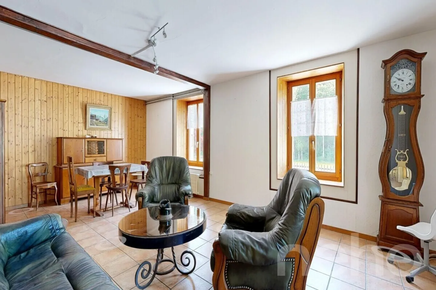 Les Bayards: Ehemaliger Bauernhof mit Scheune und Wohnungen - Foto 10 von 12