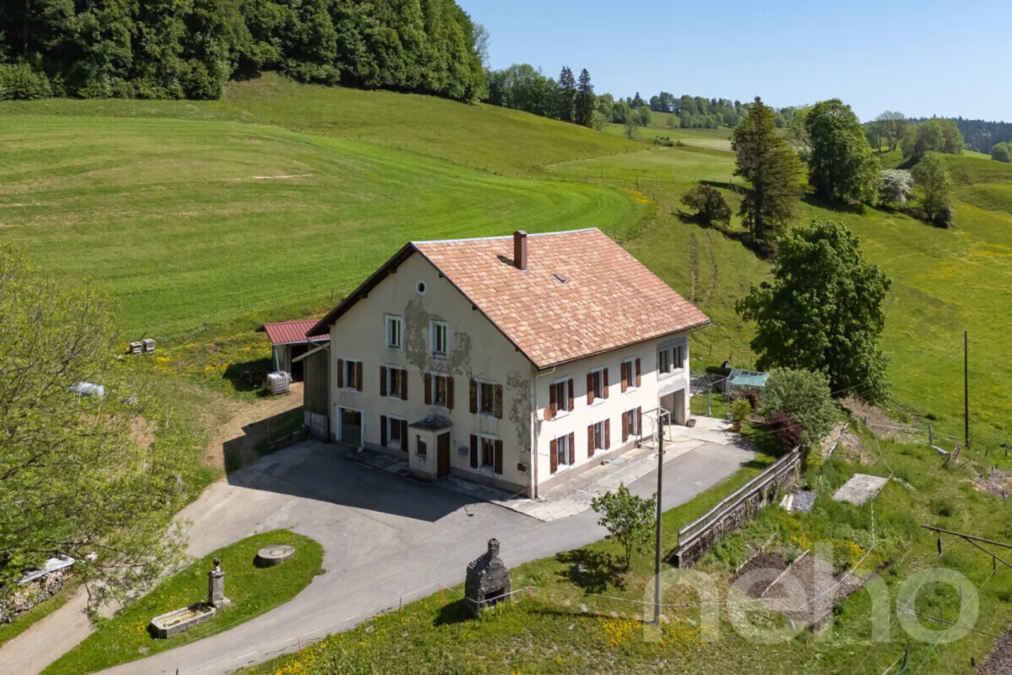 Les Bayards: Ehemaliger Bauernhof mit Scheune und Wohnungen - Foto 11 von 12