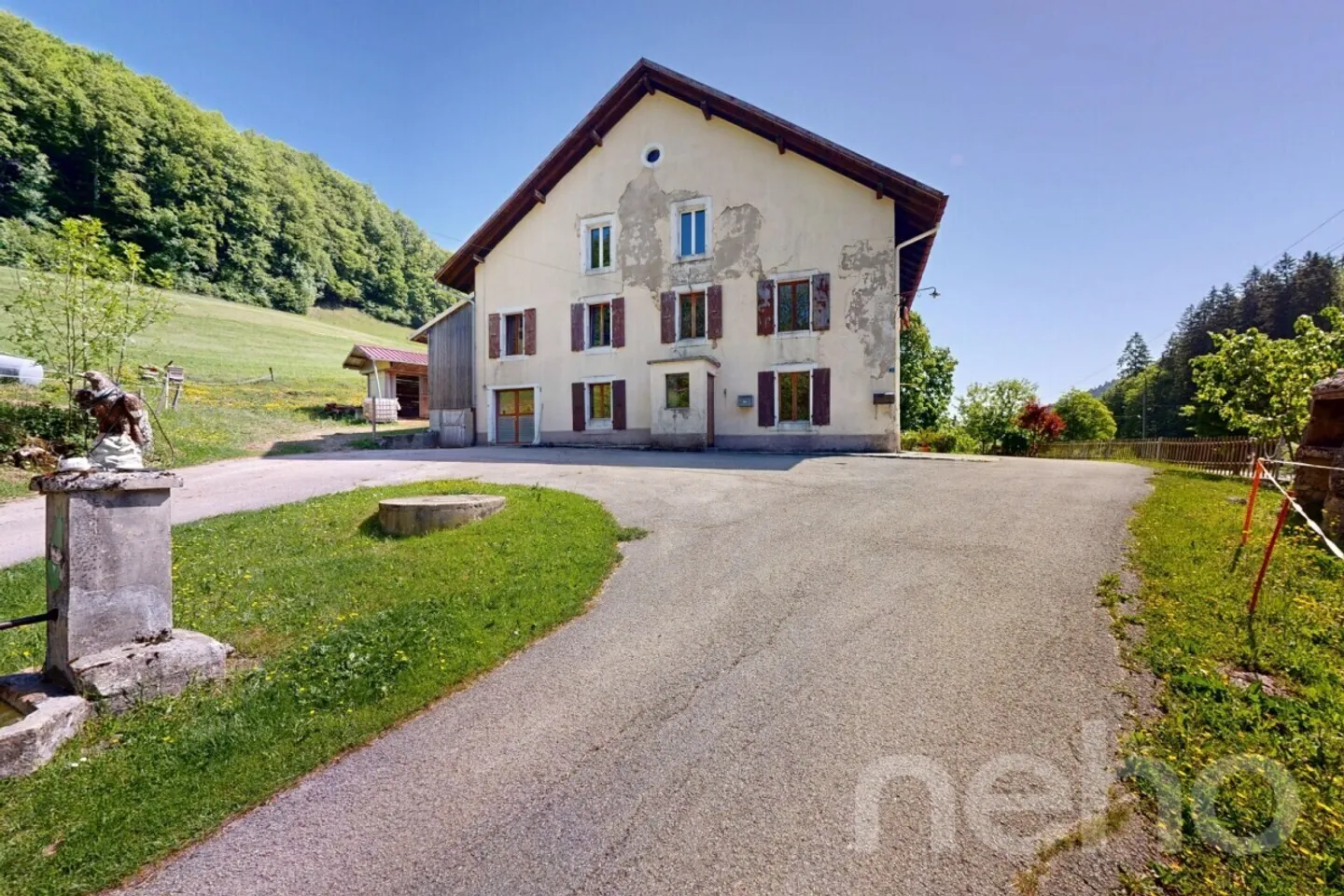 Les Bayards: Ehemaliger Bauernhof mit Scheune und Wohnungen - Foto 9 von 12