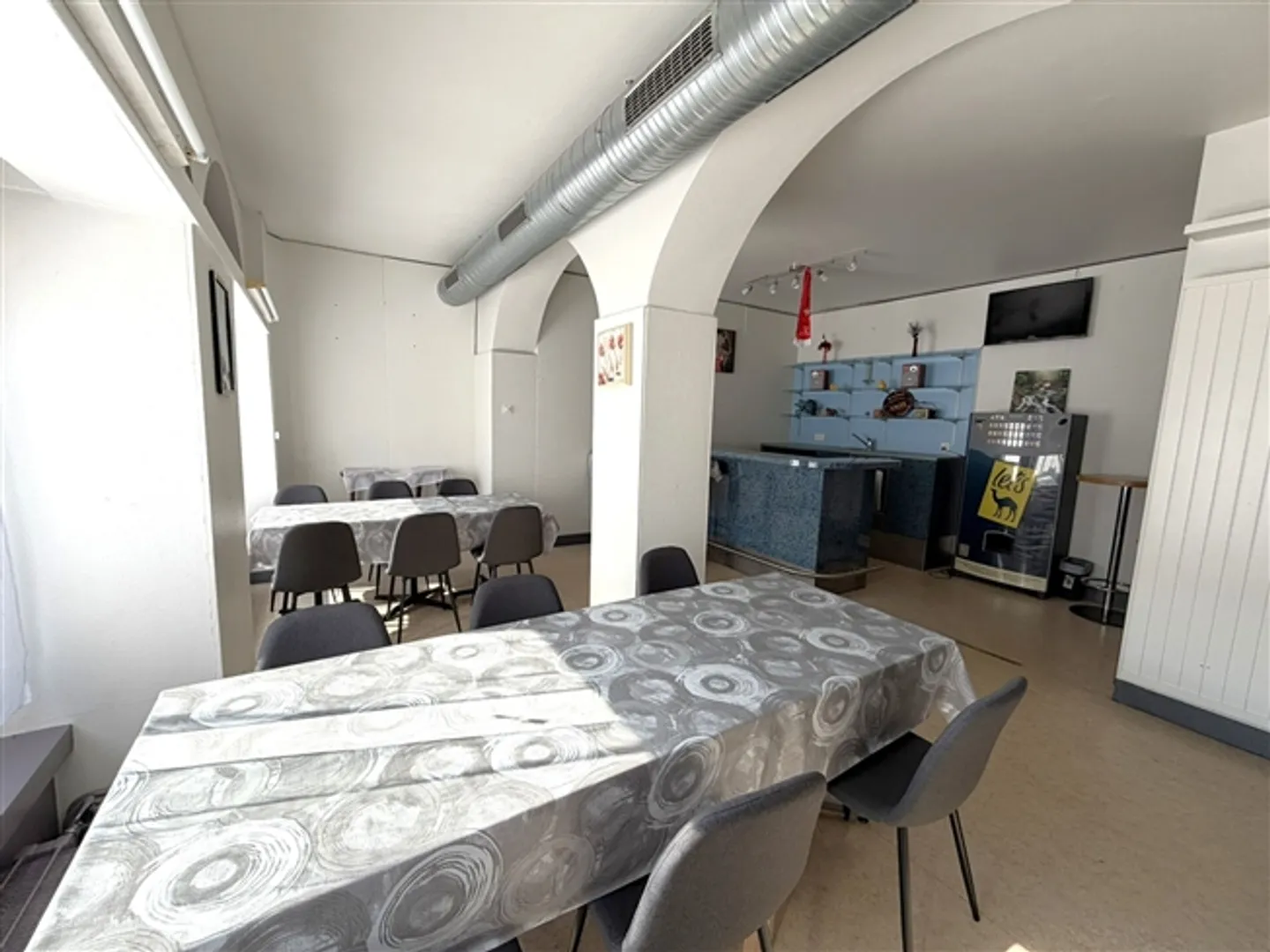 St-Imier, Ristorante con 56 posti a sedere, idealmente situato, pronto all'uso - Foto 3 di 7