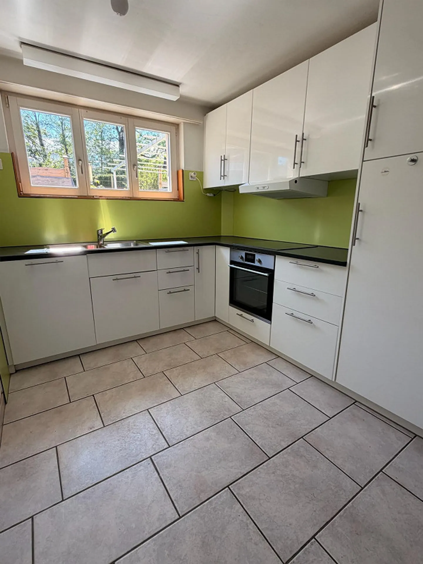 Detached single-family house with large garden in a sunny location - Photo 5 of 12