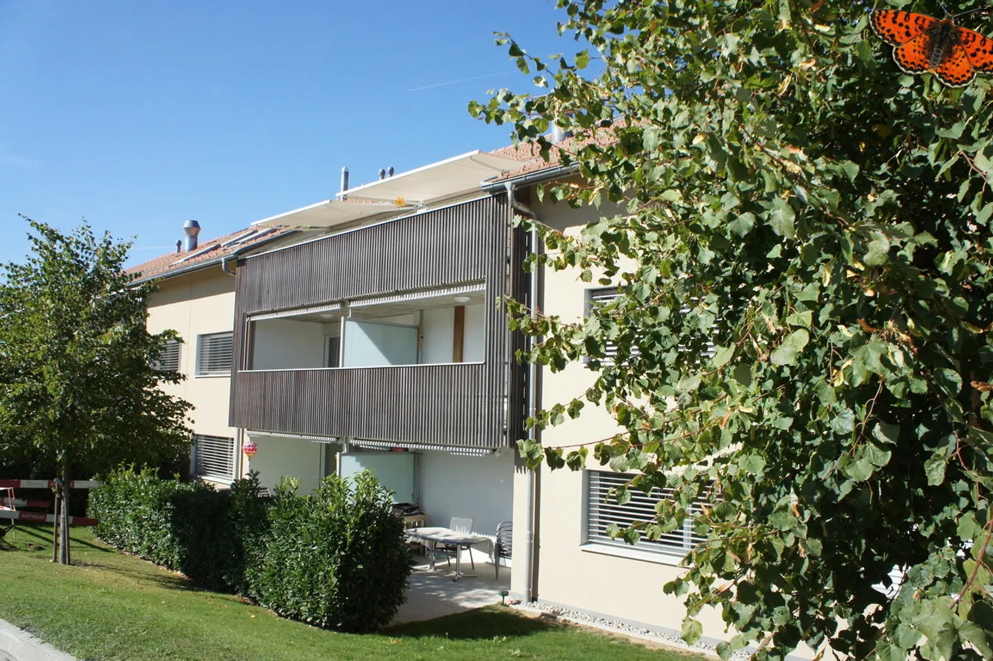 MAGNIFICENT 4-ROOM GROUND FLOOR APARTMENT! - Photo 4 of 13