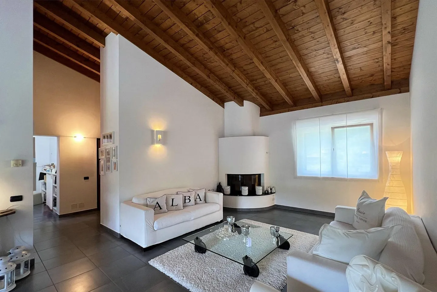 ENORMES UND HELLES DACHGESCHOSS 8.5 ZIMMER IN LAMONE - Foto 2 von 10