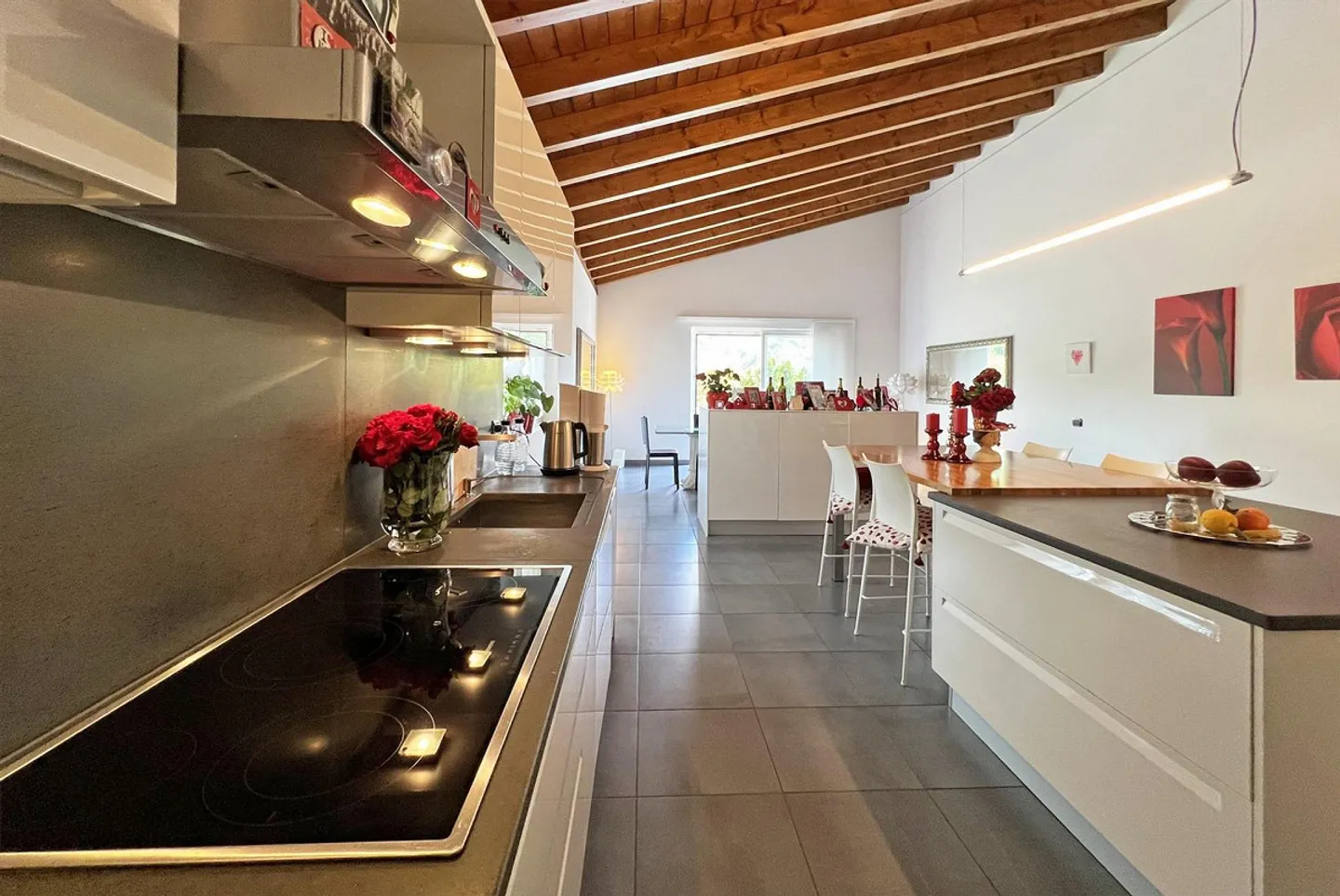 ENORMES UND HELLES DACHGESCHOSS 8.5 ZIMMER IN LAMONE - Foto 5 von 10