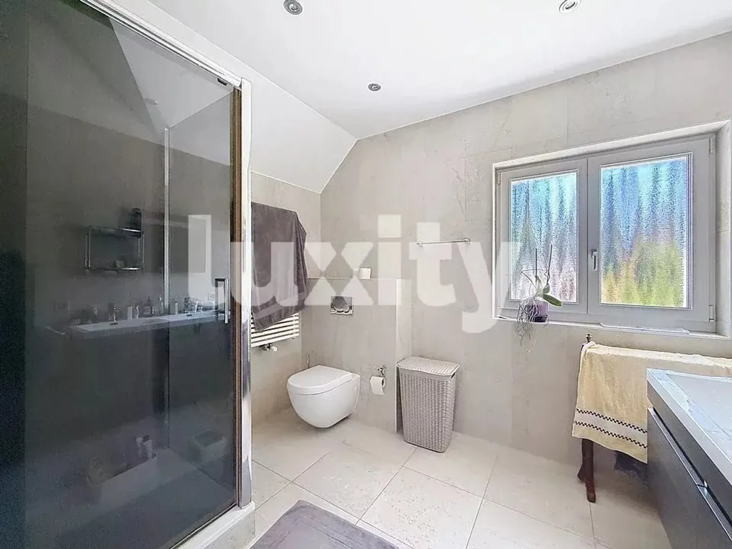 Beautiful Villa Apartment - Spacious Rooms and Privileged Location - Photo 6 of 8