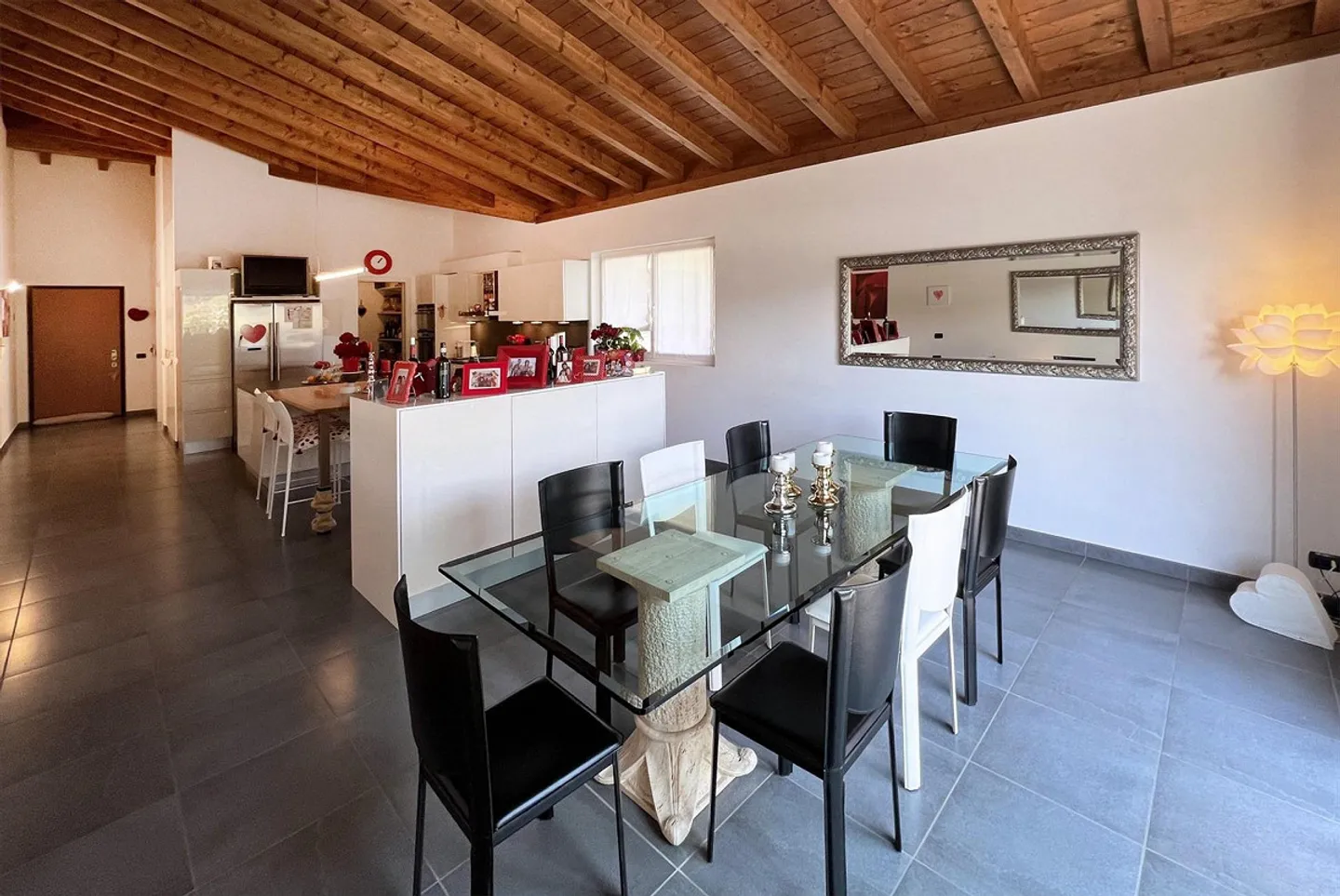 ENORMES UND HELLES DACHGESCHOSS 8.5 ZIMMER IN LAMONE - Foto 4 von 10