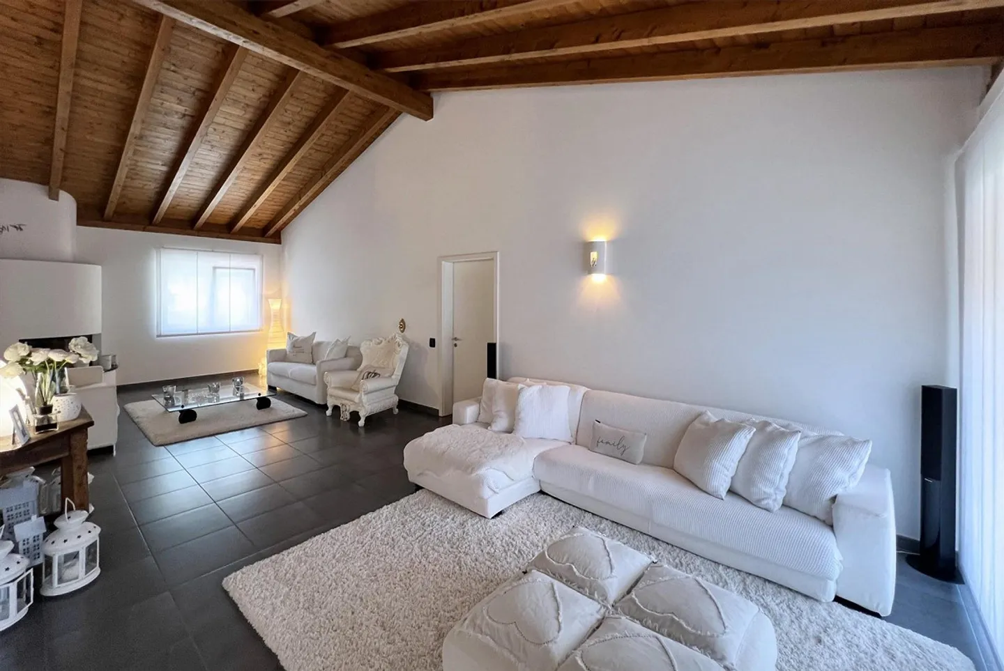 ENORMES UND HELLES DACHGESCHOSS 8.5 ZIMMER IN LAMONE - Foto 6 von 10