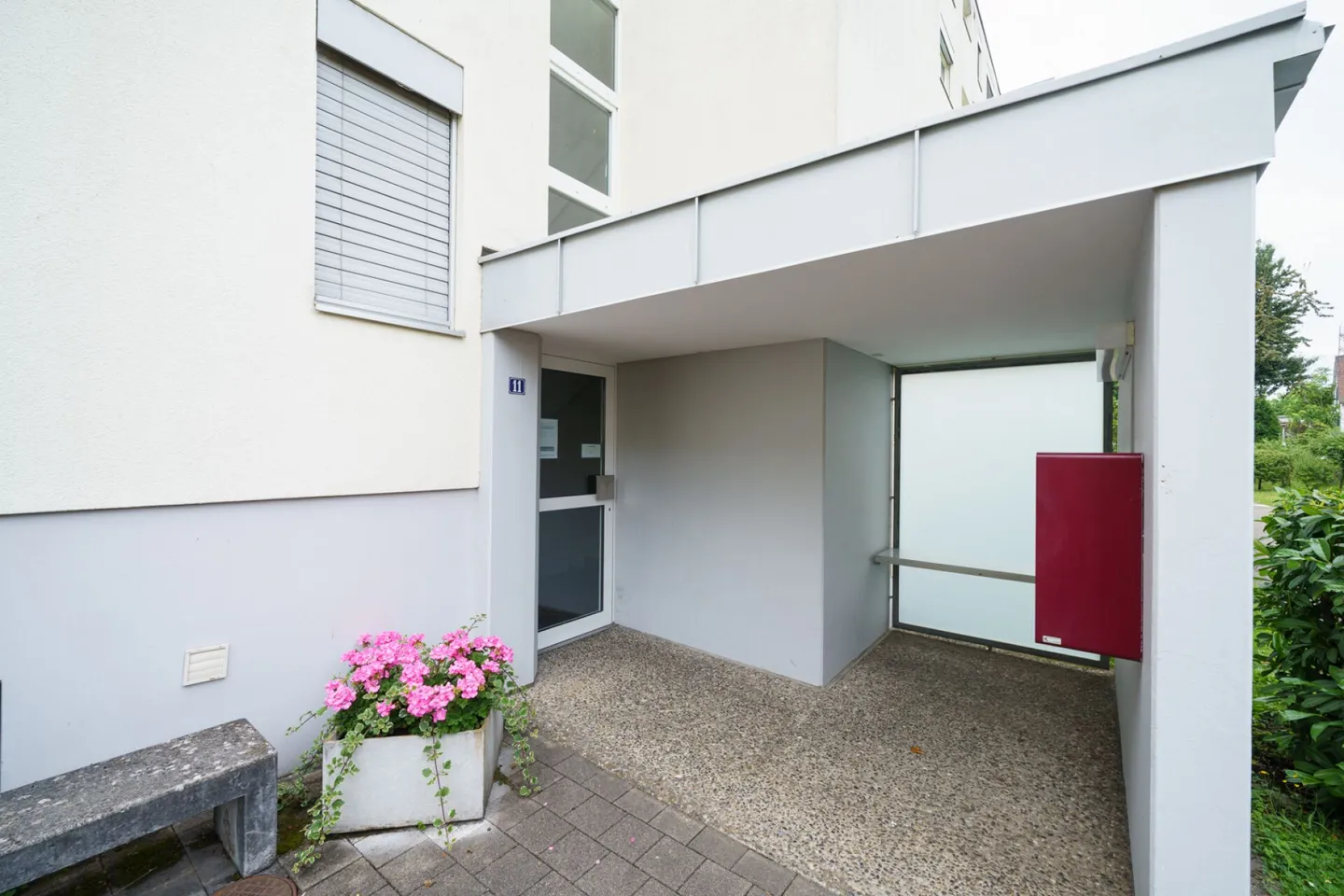 4.0-room apartment with a parking space (+CHF 35,000.00) - Photo 3 of 17