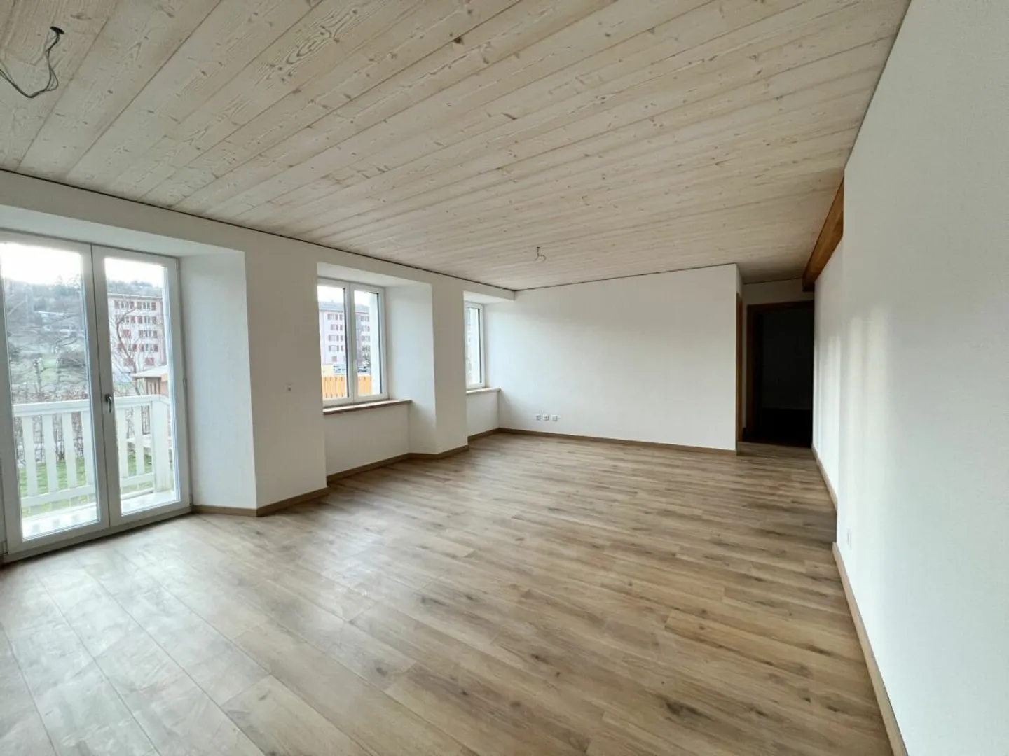 Renovated 5-room apartment with private garden - Photo 4 of 12