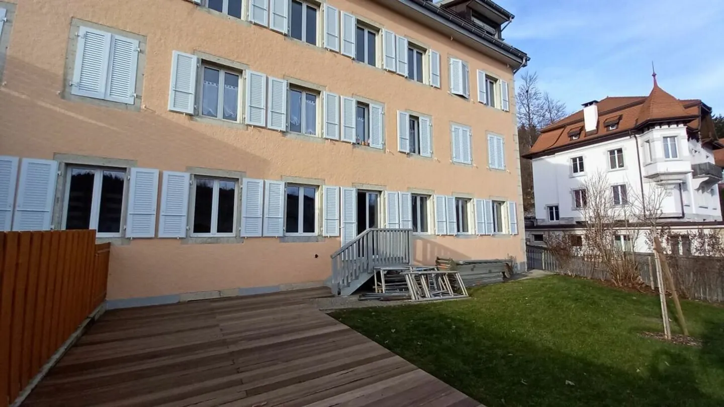 Renovated 5-room apartment with private garden - Photo 10 of 12