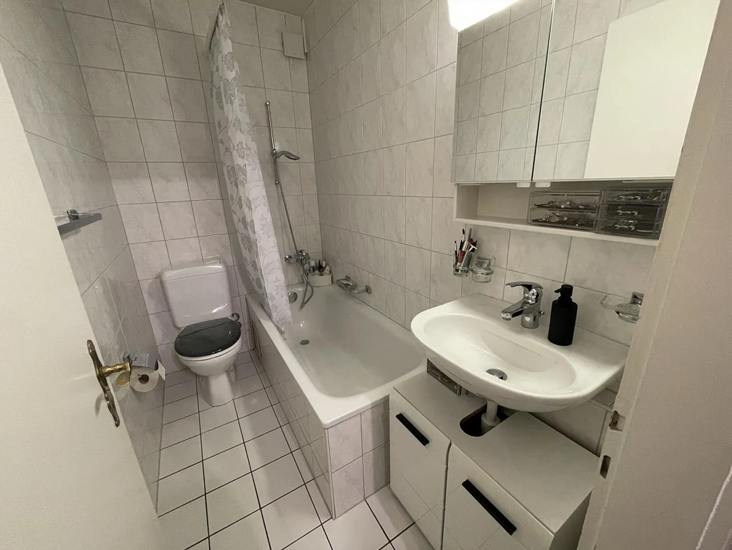 Charmante appartement 2 pièces avec balcon dans le quartier populaire de Neubad - Photo 3 sur 7