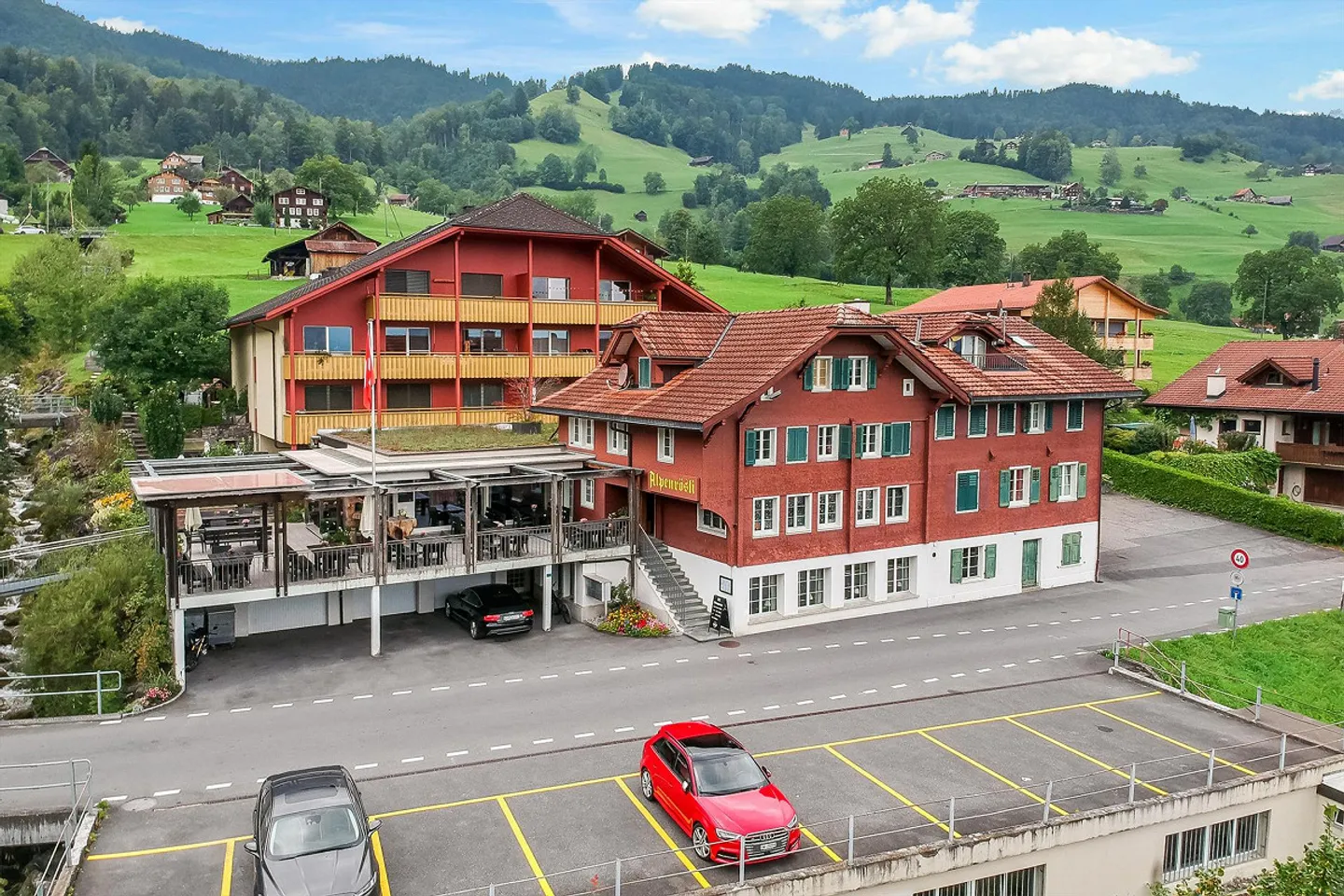 Edificio residenziale con ristorante - Foto 1 di 7
