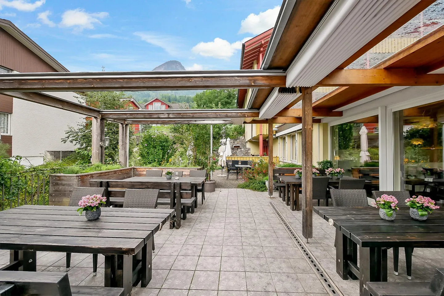 Edificio residenziale con ristorante - Foto 3 di 7