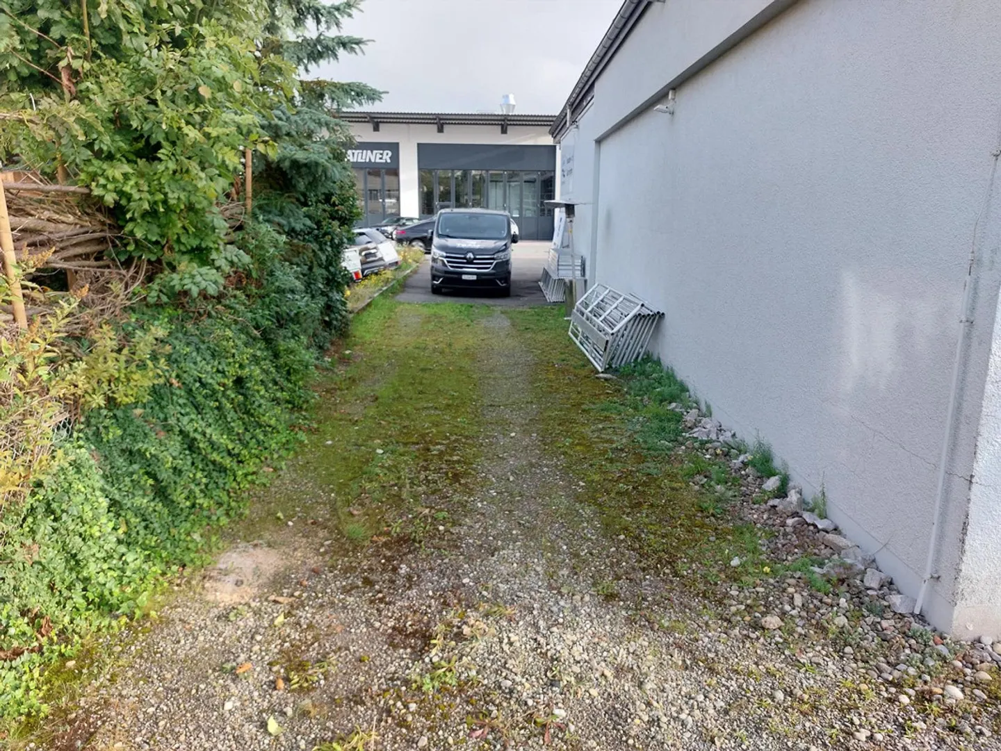 Grosszügige Tandem-Parkfläche - Foto 1 von 4