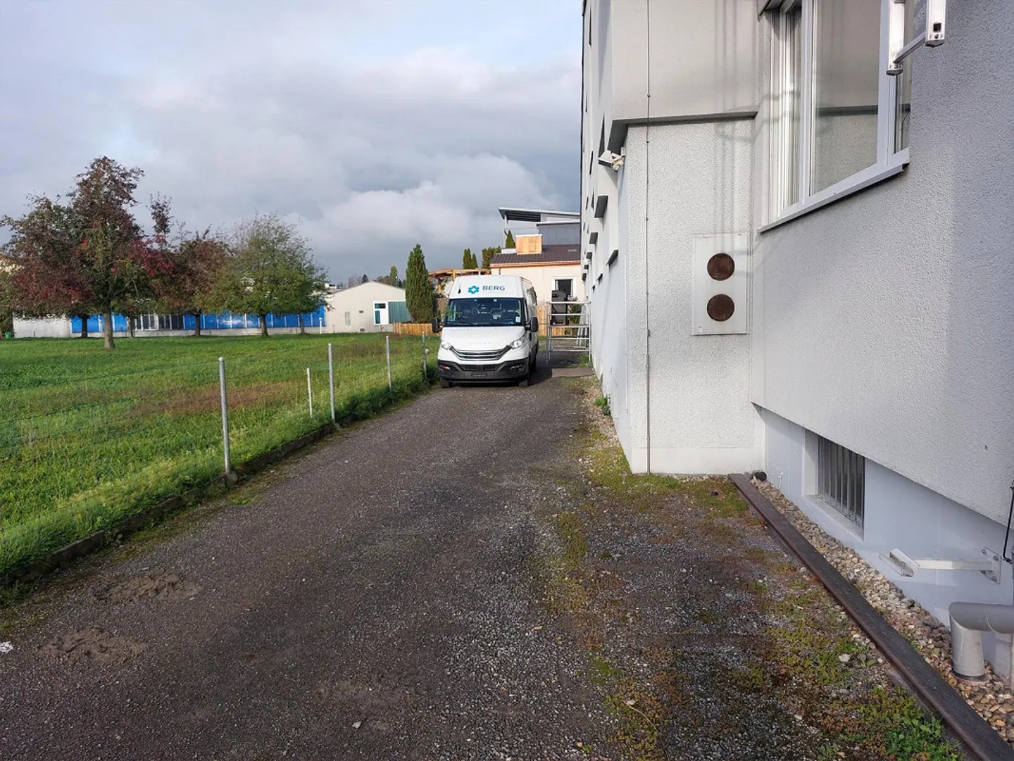 Grosszügige Tandem-Parkfläche - Foto 3 von 4